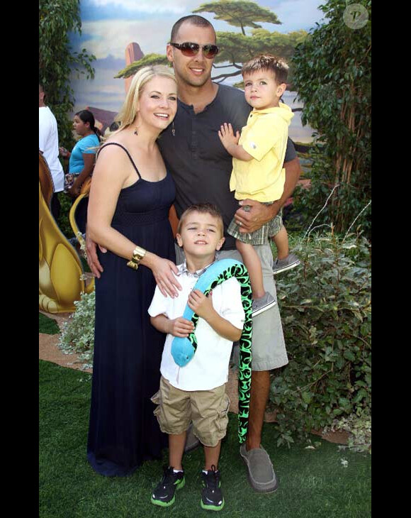 Melissa Joan Hart en compagnie de son mari et de ses deux garçons en août 2011 à Santa Monica pour la présentation du Roi Lion en 3D