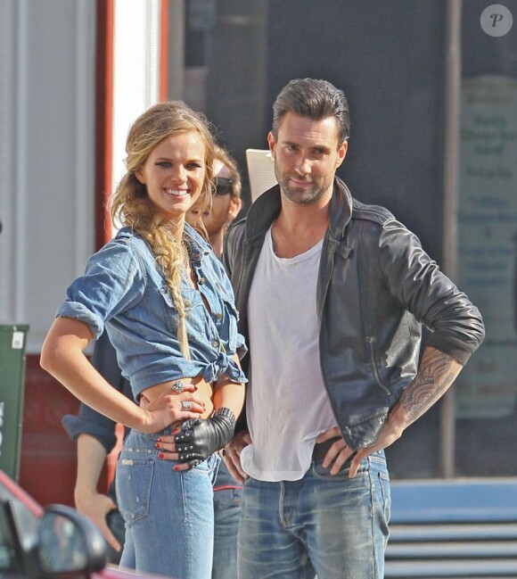 Adam Levine de Maroon 5 et son ex Anne V. sur le tournage du clip Misery, en 2010