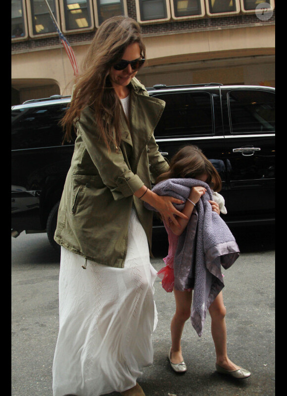 Katie Holmes et sa fille Suri, le jour de l'anniversaire de cette dernière, à New York le 18 avril 2012