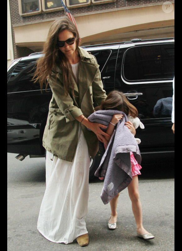 Katie Holmes et sa fille Suri, le jour de l'anniversaire de cette dernière, à New York le 18 avril 2012