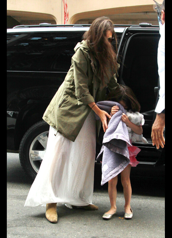 Katie Holmes et sa fille Suri, qui se cache le visage, le jour de l'anniversaire de cette dernière, à New York le 18 avril 2012