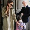 Katie Holmes semble amusée que sa fille Suri se cache des photographes à la sortie de leur appartement à Manhattan lors du 6e anniversaire de Suri le 18 avril 2012 à New York