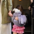 Katie Holmes et sa fille Suri photographiées à la sortie de leur appartement à Manhattan lors du 6e anniversaire de Suri le 18 avril 2012 à New York