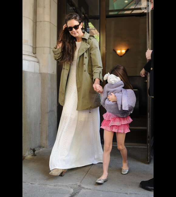 Katie Holmes et sa fille Suri photographiées à la sortie de leur appartement à Manhattan lors du 6e anniversaire de Suri le 18 avril 2012 à New York