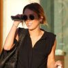 Miley Cyrus fait du shopping avec une amie, à Los Angeles, le 19 avril 2012