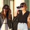 Miley Cyrus fait du shopping avec une amie, à Los Angeles, le 19 avril 2012