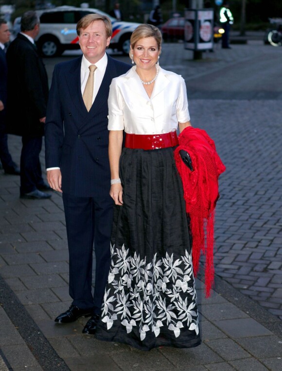 La princesse Maxima absolument splendide pour un concert à l'Institut royal tropical d'Amsterdam le 18 avril 2012 en l'honneur de la visite d'Etat du président de la Turquie Abdullah Gül et de son épouse aux Pays-Bas.