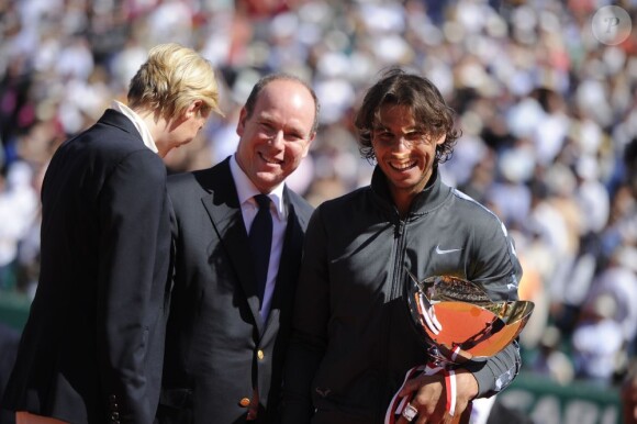 Le prince Albert et la princesse Charlene de Monaco, coupe garçonne surprise, ont assisté dimanche 22 avril 2012 à la victoire expéditive de Rafael Nadal sur Novak Djokovic en finale du Rolex Masters 1000 de Monte-Carlo, et récompensé les deux joueurs lors de la cérémonie de clôture.
