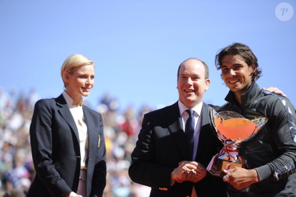 Le prince Albert et la princesse Charlene de Monaco, coupe garçonne surprise, ont assisté dimanche 22 avril 2012 à la victoire expéditive de Rafael Nadal sur Novak Djokovic en finale du Rolex Masters 1000 de Monte-Carlo, et récompensé les deux joueurs lors de la cérémonie de clôture.