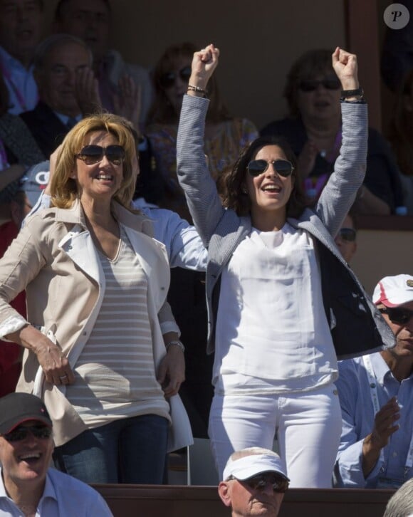 Xisca est à fond, son Nadal chéri vainc ! Le prince Albert et la princesse Charlene de Monaco, coupe garçonne surprise, ont assisté dimanche 22 avril 2012 à la victoire expéditive de Rafael Nadal sur Novak Djokovic en finale du Rolex Masters 1000 de Monte-Carlo, et récompensé les deux joueurs lors de la cérémonie de clôture.