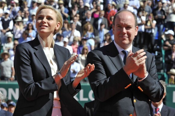 La princesse Charlene de Monaco, avec une surprenante coupe de cheveux garçonne, accompagnait dimanche 22 avril 2012 le prince Albert pour assister à la victoire expéditive de Rafael Nadal sur Novak Djokovic en finale du Rolex Masters 1000 de Monte-Carlo, et récompenser les deux joueurs lors de la cérémonie de clôture.