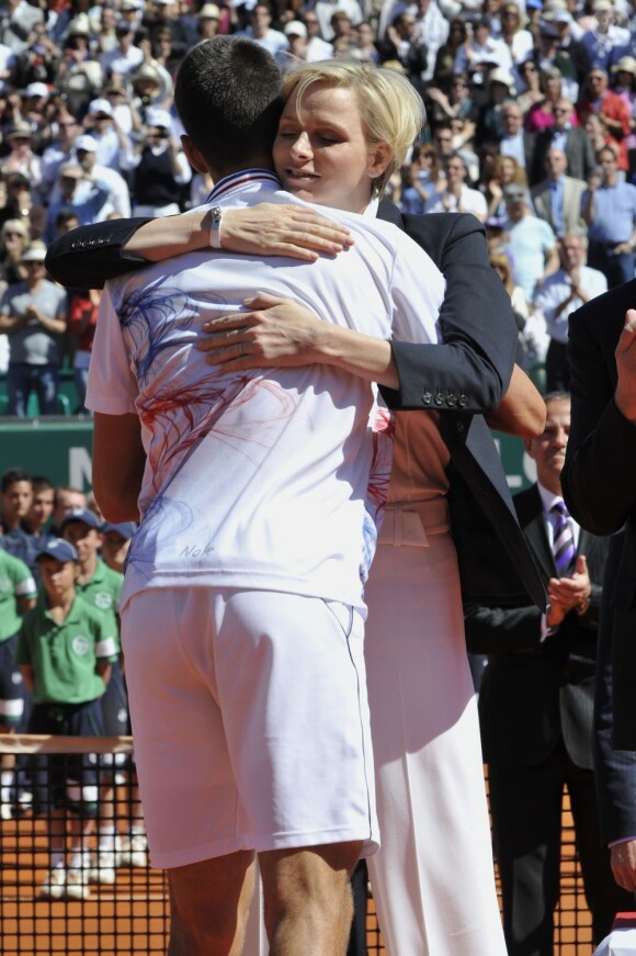 Charlene console Djokovic après la raclée qu'il a prise... La princesse Charlene de Monaco, avec une surprenante coupe de cheveux garçonne, accompagnait dimanche 22 avril 2012 le prince Albert pour assister à la victoire expéditive de Rafael Nadal sur Novak Djokovic en finale du Rolex Masters 1000 de Monte-Carlo, et récompenser les deux joueurs lors de la cérémonie de clôture.