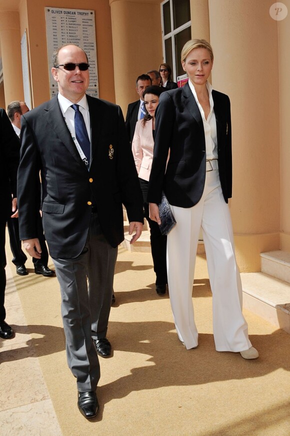 La princesse Charlene de Monaco, avec une surprenante coupe de cheveux garçonne, accompagnait dimanche 22 avril 2012 le prince Albert pour assister à la victoire expéditive de Rafael Nadal sur Novak Djokovic en finale du Rolex Masters 1000 de Monte-Carlo, et récompenser les deux joueurs lors de la cérémonie de clôture.