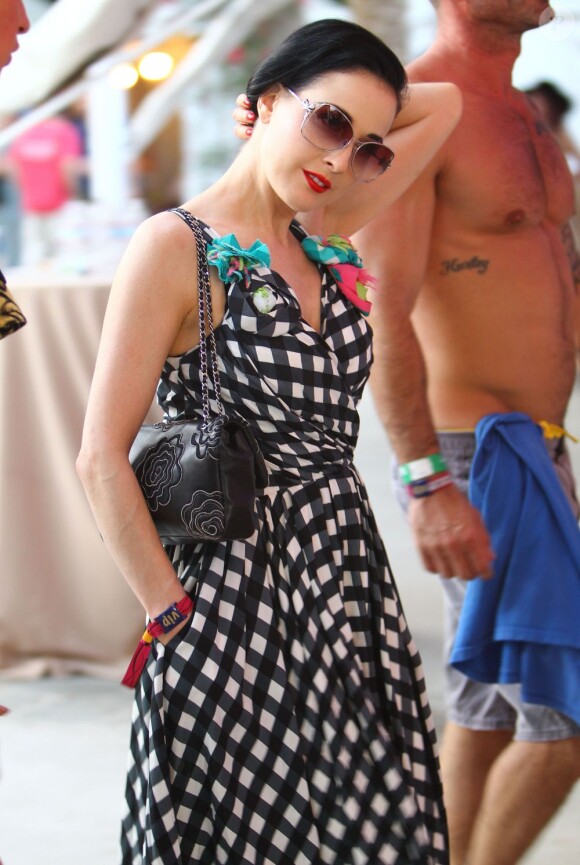 Dita Von Teese la joue rétro en robe Vichy à Coachella le 22 avril 2012