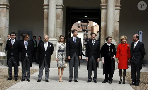 En présence d'officiels tels que le Premier ministre, le ministre de la Culture ou encore la présidente de la communauté de Madrid, le prince Felipe et la princesse Letizia d'Espagne présidaient le 23 avril 2012 la cérémonie de remise du Prix Cervantes au poète chilien Nicanor Parra, à l'Université d'Alcala de Henares (centre de l'Espagne).