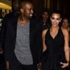 Kim Kardashian et Kanye West officialisent leur amour main dans la main à New York le 23 avril 2012