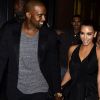 Kim Kardashian et Kanye West officialisent leur amour main dans la main à New York le 23 avril 2012