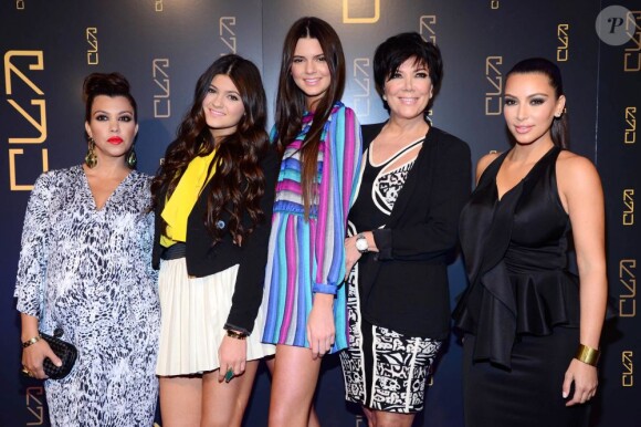 Kourtney et Kim Kardashian entourées de leur mère Kris Jenner et de leurs soeurs Kendall et Kylie Jenner lors de l'ouverture du nouveau restaurant de Scott Disick à New York le 23 avril 2012