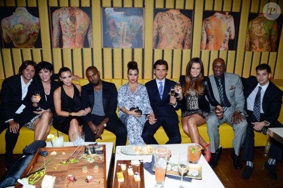 La famille Kardashian au complet lors de l'ouverture du nouveau restaurant de Scott Disick à New York le 23 avril 2012