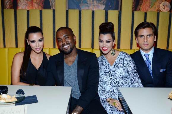 Kim Kardashian, Kanye West, Kourtney Kardashian et Scott Disick lors de l'ouverture du nouveau restaurant de Scott Disick à New York le 23 avril 2012