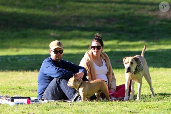 Jack Osbourne et sa fiancée Lisa Stelly dans un parc de Los Angeles en avril 2012