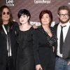 Ozzy, Kelly, Sharon et Jack Osbourne posent lors d'une soirée à Los Angeles en octobre 2008