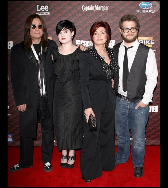Ozzy, Kelly, Sharon et Jack Osbourne posent lors d'une soirée à Los Angeles en octobre 2008