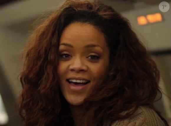 Rihanna dans l'avion pour la Barbade dans le reportage Road To Talk That Talk.