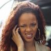 Rihanna, de retour à la Barbade. Au téléphone avec sa mère à la descente de l'avion, elle fait la grimace car celle-ci ne veut pas qu'elle conduise.
