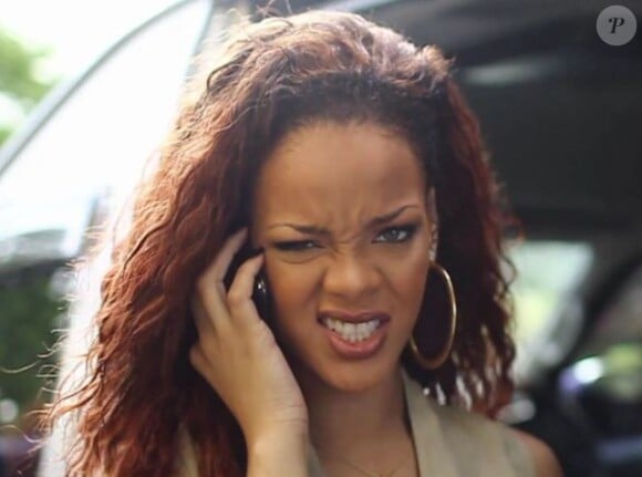 Rihanna, de retour à la Barbade. Au téléphone avec sa mère à la descente de l'avion, elle fait la grimace car celle-ci ne veut pas qu'elle conduise.