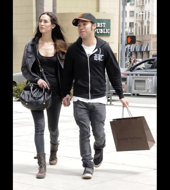 Pete Wentz et sa petite amie Meagan Camper, à Los Angeles, à la sortie d'un magasin Louis Vuitton (mardi 24 avril 2012).