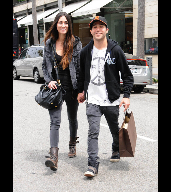 Pete Wentz et sa petite amie Meagan Camper, à Los Angeles, à la sortie d'un magasin Louis Vuitton, le mardi 24 avril 2012.