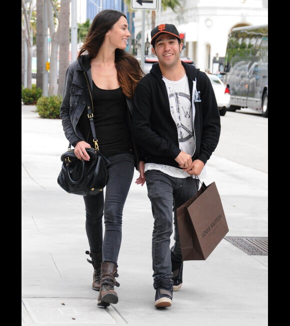 Pete Wentz et sa petite amie Meagan Camper, à Los Angeles, à la sortie d'un magasin Louis Vuitton, le mardi 24 avril 2012.