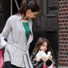 Katie Holmes et sa fille Suri, dans les rues de New York, le 24 avril 2012
