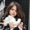 Katie Holmes et sa fille Suri, ses poupées dans les mains, dans les rues de New York, le 24 avril 2012