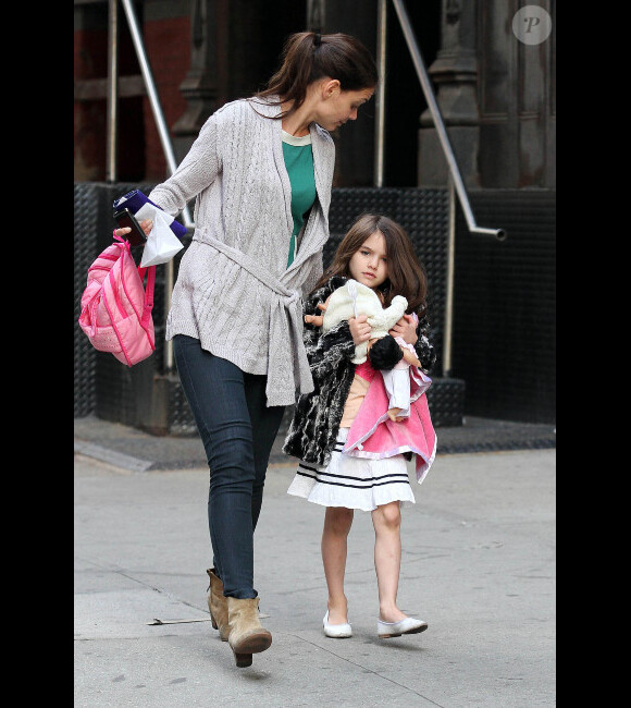 Katie Holmes et sa fille Suri, ses poupées dans les mains, dans les rues de New York, le 24 avril 2012