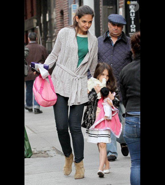 Katie Holmes, élégante, et sa fille Suri, dans les rues de New York, le 24 avril 2012