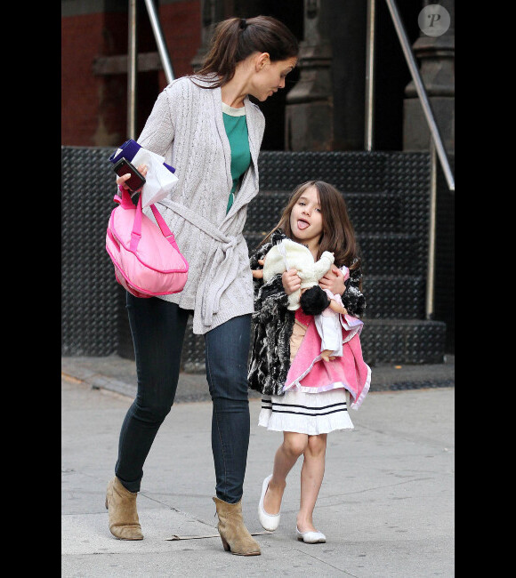 Katie Holmes et sa fille Suri qui tire la langue, dans les rues de New York, le 24 avril 2012