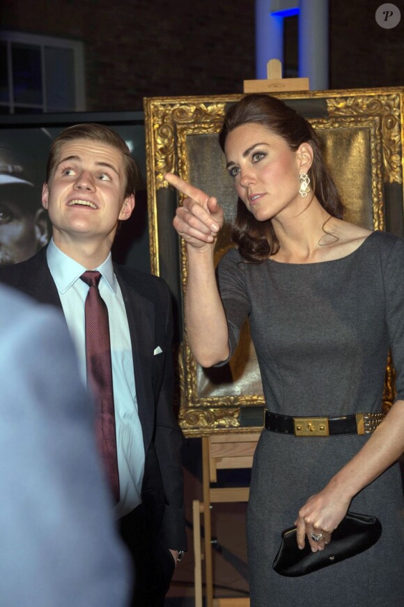 Catherine, duchesse de Cambridge, dans une robe Amanda Wakeley, à l'Imperial War Museum de Londres avec le prince William dans la soirée du 26 avril 2012 pour le lancement d'une campagne de levée de fonds qui serviront à rénover les galeries du musée consacrées à la Première Guerre mondiale dans la perspective du centenaire du conflit en 2014.