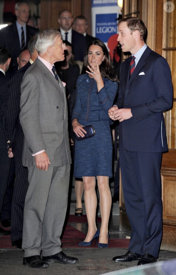 Le prince William et la duchesse Catherine au Goldsmiths Hall le 26 avril 2012 pour une soirée caritative avec des soldats ayant participé en début d'année à la reconstitution de la "course au Pôle Sud" pour le centenaire du duel des explorateurs Scott et Amundsen.