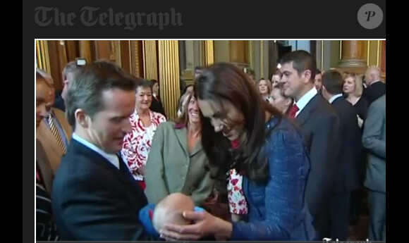 Le bébé Hugo Vicary a attendri le prince William et la duchesse Catherine au Goldsmiths Hall le 26 avril 2012 lors d'une réception caritative avec des soldats ayant participé en début d'année à la reconstitution de la "course au Pôle Sud" pour le centenaire du duel des explorateurs Scott et Amundsen.