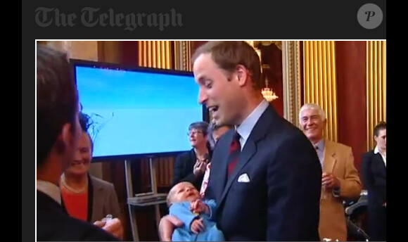 Le bébé Hugo Vicary a attendri le prince William et la duchesse Catherine au Goldsmiths Hall le 26 avril 2012 lors d'une réception caritative avec des soldats ayant participé en début d'année à la reconstitution de la "course au Pôle Sud" pour le centenaire du duel des explorateurs Scott et Amundsen.