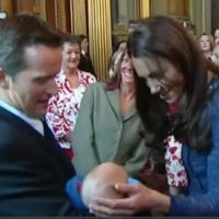 Kate Middleton, doublement impériale, et William tout attendris devant un bébé