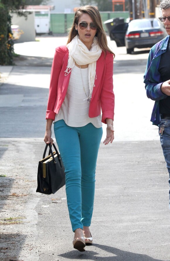 Jessica Alba toujours hyper stylée se rend à son bureau à Santa Monica la veille de son anniversaire. Le 27 avril 2012.