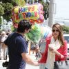 Alors que Jessica Alba se rend à son bureau à Santa Monica des photographes lui souhaitent déjà un bon anniversaire. Le 27 avril 2012.