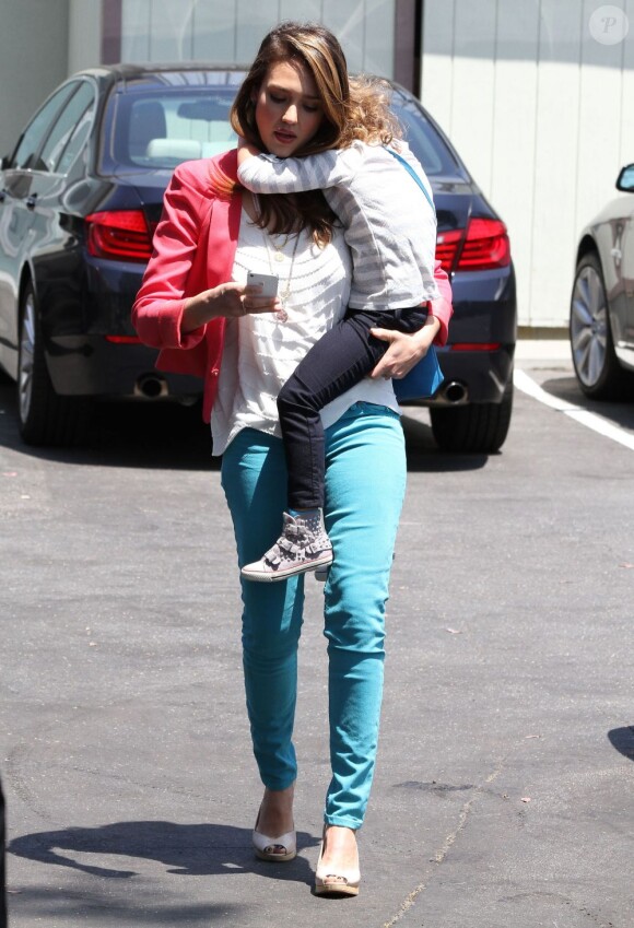 Jessica Alba nous offre un look de working girl parfait à Santa Monica. Le 27 avril 2012.