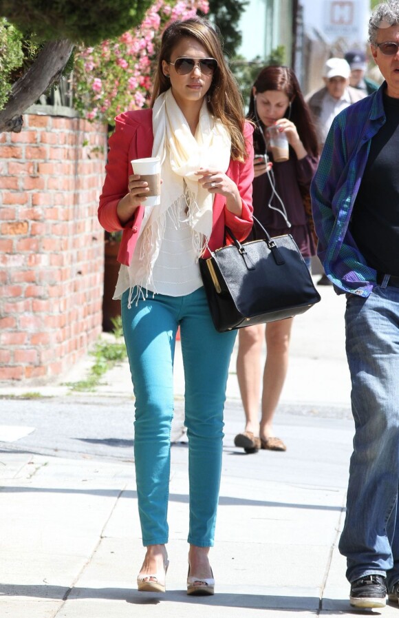 Jessica Alba se rend à son bureau à Santa Monica. Le 27 avril 2012.