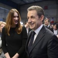 Carla Bruni : Attentive et souriante devant son Nicolas Sarkozy motivé