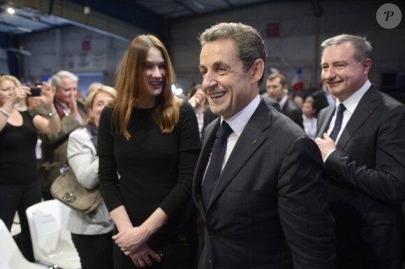 Carla Bruni-Sarkozy au côté de son homme Nicolas Sarkozy lors du meeting de ce dernier à Toulouse le 29 avril 2012