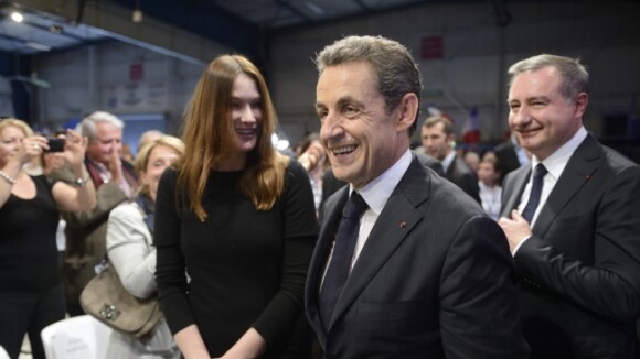 Carla Bruni : Attentive et souriante devant son Nicolas Sarkozy motivé